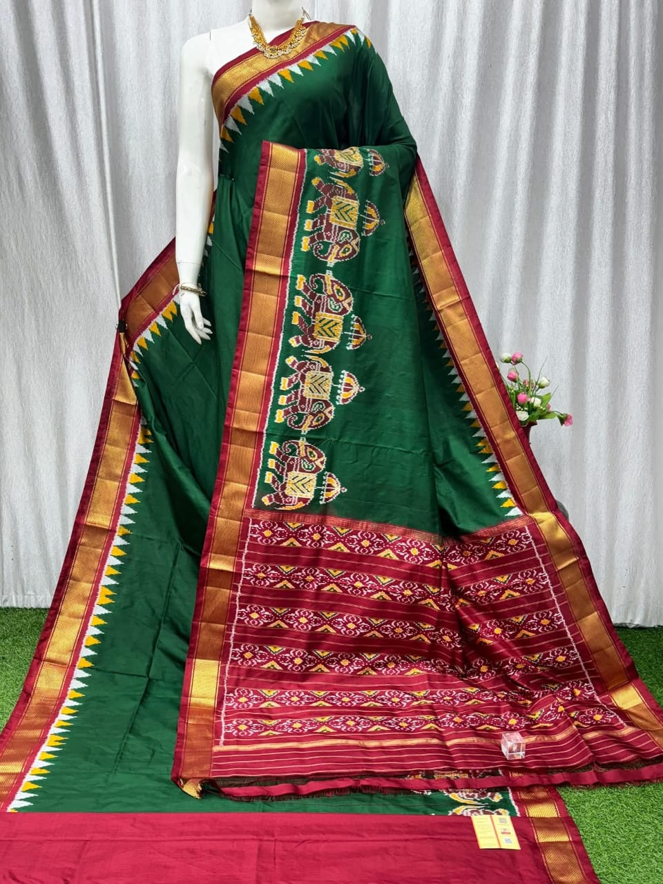 Signature Pochampally Dola Silk Saree