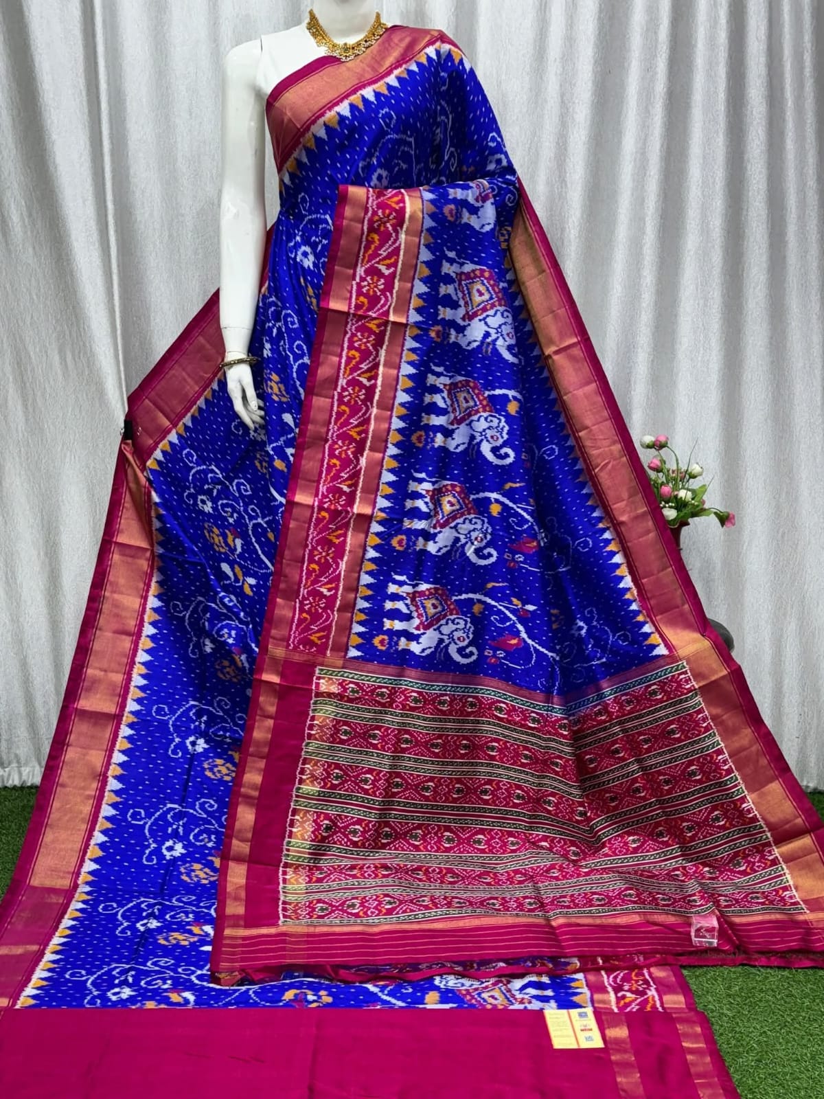 Solid Handloom Saree with Temple Border and Mandala Pallu